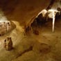 La grotte s'ouvre dans une colline (pech en occitan) dominant les vallées de la Sagne et du Célé.