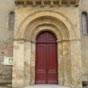 L' église présente un portail méridional, datant du XIIe siècle; il tranche par la richesse et la qualité de son décor avec le mur assez médiocre sur lequel il est placé.