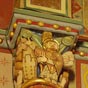 Eglise Sainte-Croix: Chapiteaux mettant en scène un saint homme à nimbe cruciforme présentant le plan de l'église.(Localisé sur le mur sud du choeur)