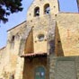 L'église romane de Gabre est d'origine romane. Son clocher-mur a été reconstruit en 1725 mais avec sa porte bleue, délavée par le temps, elle n'a rien perdu de son charme.
