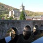 Le pont roman de Molinaseca enjambe le rio Meruelo. La localité est citée pour la première fois en 1097. Un document du XIIe siècle atteste que le pont existait déjà et qu'il y avait un castro fortifié. Sur la place de la cité vous pourrez voir une chapelle miniature, le plus souvent fleurie , perchée sur un calvaire de pierre. 
