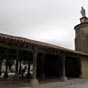 Saint-Félix-de-Laurageais: halle avec tour localisée au centre d'une place à colombage