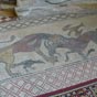  Le sol du chœur est pavé d'une mosaïque du XIIe siècle représentant une scène de chasse. 