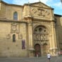 Porte Sud de la cathédrale: En haut de l'édifice et au-dessus de l'arc on découvre l'écusson de l'Evêque Don Martin de Porras, grand bienfaiteur de la cathédrale par la construction de ce portail et de la grande tour.