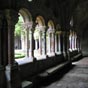 Fontfroide: Le cloître; ses galeries sont voûtées d'ogives. Celle qui jouxte l'église est la plus ancienne, milieu du XIII ème siècle. Elles s'ouvrent par des arcades reposant sur de fines colonettes de marbre décorées de chapiteaux à motifs végétaux.