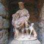 Belle statue de Saint Roch sur le site de Fontfroide: Saint Roch, il naît vers 1350 à Montpellier dans une famille de riches bourgeois. A la mort de ses parents, il revêt l'habit de pèlerin et part à Rome. Il y soigne les pestiférés, à son tour, atteint par la peste, il sera sauvé par un chien qui donnera son nom aux roquets, lui apporte un pain chaque jour. Saint Roch est le plus souvent représenté en train de montrer une plaie sur sa jambe, il est accompagné d'un ange 