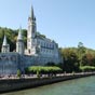 La basilique et le gave. Les sanctuaires comprennent la grotte, lieu des apparitions, la basilique de l'Immaculée-Conception, la basilique du Rosaire, les abords du gave, une esplanade, la basilique Saint-Pie X, une prairie, un accueil pour les malades, les fontaines, les piscines, l'église Sainte-Bernadette. La basilique de l'Immaculée-Conception est la première en date des basiliques de Lourdes, plus important centre de pèlerinage des Hautes-Pyrénées et de France. Située au-dessus de la basilique Notre-Dame-du-Rosaire qui fut édifiée plus tard, l'ensemble surplombant la Grotte de Massabielle où serait apparue la Vierge Marie à Sainte Bernadette Soubirous, la basilique a été construite de 1866 à 1871 sur les plans d'Hippolyte Durand et consacrée en 1876.