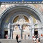 L'entrée de la basilique du Rosaire. Le site des sanctuaires couvre 51 hectares et a pour centre névralgique la grotte de Massabielle et la basilique Notre-Dame-du-Rosaire, achevée en 1889, que surplombe la basilique de l'Immaculée-Conception. 