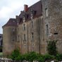 Le Château de Lys-Saint-Georges : A l'intérieur de l'enceinte médiévale se dresse l'église Saint-Léger à nef voûtée et chevet plat, un édifice du XIIIe siècle. Une chapelle seigneuriale fut ajoutée au XVe siècle.