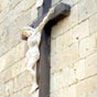 Crucifix sur le mur de l'église de Marsolan