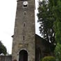 Saint Goin et la tour de son église...Cette petite église, rebâtie en 1844, abrite dans son porche une grande statue de Saint-Jacques.