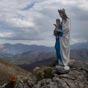 La Vierge de Biakorri, encore appelée Vierge des Bergers domine sur son piédestal la belle vallée pyrénéenne... Traduit du basque Biokarri voudrait dire 'les vents qui courent' ce qui est bien évident compte-tenu du positionnement de la Vierge 