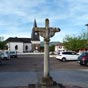 Saint-Jean-Le-Vieux :Croix de carrefour, sur la place centrale.