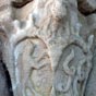 ...sur les chapiteaux sont représentés des lions et des serpents et des voussures ornées.