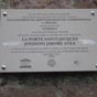 La plaque de la reconnaissance de la porte  inscrite sur la Liste du Partimoine Mondial au titre des 'Chemins de Saint Jacques de Compostelle'