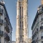 La Tour Saint-Jacques: C'est l'unique vestige de l'église Saint-Jacques-de-la-Boucherie , dont le nouveau clocher est construit entre 1509 et 1523. Son architecture reste fidèle pour l'essentiel au style gothique flamboyant du XVe siècle.Elle est le point de départ de la Via Turonensis  des pèlerins qui partent de Paris sur les Chemins de Compostelle.