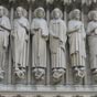 Saint Jacques le Majeur est bien présent sur la façade de Notre-Dame de Paris.Il figure en deuxième position  à partir de la gauche. On reconnaît la coquille Saint Jacques sur sa besace!