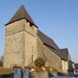 Sainte Colome: L'église Saint-Sylvestre du XIe siècle avec clocher-tour carré très massif.A l'intérieur, nef unique, choeur à cinq pans et chapelles latérales voûtées en ogives.