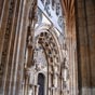 Arcs gothiques à l'entrée de la cathédrale d'Oviedo