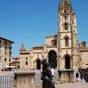 La dame et la cathédrale d'Oviedo. La cathédrale est le point de départ officiel du Camino Primitivo