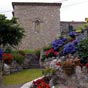 San Esteban de Lece quelques kilomètres après notre départ de Ribadesella: un village fleuri qui possède aussi une albergue...