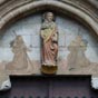 Eglise de Santiago : Deux pèlerins -parfaitement représentés avec bourdon, calebasse et besace - sont en adoration devant saint Jacques...
