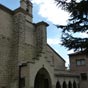 Selon la tradition San Fransisco de Asis, au retour de Compostelle en 1213, fonda un ermitage près de l'église de San Bartolomé à Sangüesa la Vieja (Rocaforte). En 1250 plusieurs moines étaient établis dans la plaine de Sangüesa et furent favorisés par la protection du Roi Théodebald II. Le 18 octobre 1266 - comme l'indique la pierre portant l'inscription de la date, encastré au mur gauche  à côté de la porte - Théodebald II fonda l'église conventuelle et la dota de nombreuses aumônes. Par la suite le couvent fut érigé. Depuis 1898, les Pères Capucins habitent ce couvent.