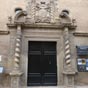 Le grand portail du palais surmonté d'un fronton triangulaire présente le blason de la famille et des éléments coloniaux du Mexique et du Pérou: sirènes, soleils et bucranes.