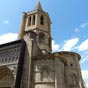La première référence écrite sur l'église de Santa-Maria-la-Real remonte à 1131, date à laquelle Alphonse le Batailleur lègue aux chevaliers de Saint Jean de Jérusalem sa chapelle et son palais qui passeront ensuite, au XIVe siècle, au diocèse de Pampelune. Déclarée monument national en 1889, elle a été restaurée au cours de la première moitié du XXe siècle. Les trois absides romanes du chevet correspondent à l'époque de sa fondation (XIIe siècle). Les nefs, le portail sud et la tour gothique octogonale sont des constructions de la fin du siècle et des siècles suivants.