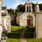 Mirallos: la petite église Santa Maria: portail à trois archivoltes avec tête de lion sur le tympan