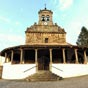Sur une hauteur d'Amandi on découvre l'église romane San Julian de Amandi qui domine une campagne vallonnée. L'église de San Juan de Amandi est un des monuments les plus représentatifs de cette région des Asturies et déclaré monument national le 3 juin 1931. Les habitants de Villaviciosa l'appellent entre eux 