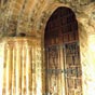 Le portail principal aux archivoltes ouvragées s'ouvre sur la nef unique rectangulaire