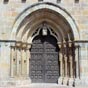 Le portail ouest est orné d'une représentation de la Vierge et d'archivoltes aux motifs géométriques.