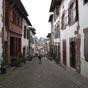 Nous découvrons la célèbre rue de la citadelle bordée de coquettes maisons basques.
