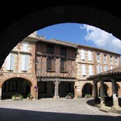 La place d'Auvillar où trône une superbe halle circulaire ::Via Podiensis - Étape: Moissac - Saint Antoine (30,3 km)