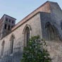 Cahors : L'église Saint-Bartélémy - En haut de la vieille ville, cette église construite au XIVe siècle, pointe son clocher quadrangulaire comportant trois étages percés de baies en tiers-point, qui se dresse sur le porche est,. Sur cet emplacement, une première église est mentionnée en 1237 sous le vocable de Saint-Etienne-des-Soubirous, devenue au XVIe siècle Saint-Barthélemy. Elle était quasiment ruinée lorsque le pape Jean XXII la fit reconstruire de 1320 à 1324. La guerre de Cent-ans bloqua le chantier et la construction du chevet. Après le passage de l’Anglais, le pillage par les Huguenots en 1580, elle devint en 1644 l’église du Grand Séminaire voisin fondé par Alain de Solminihac (voir PP Chancelade. Dordogne). Restaurée aux XVIIe et XVIIIe siècles, puis dans les années 1970-1980, je n’ai jamais réussi à la trouver ouverte ! Elle surprend par son orientation sud-nord encore inexpliquée et son chevet plat au nord percé au centre par une grande verrière aux remplages gothiques.