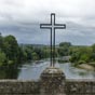 Cette croix, implantée au milieu du pont reliant les deux communes semble symboliser leur union!  