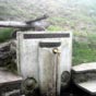 La Fontaine de Roland (1317m) porte une inscription basque: 'Bidea Iturria Bizia' qui veut dire, en français, 'Le Chemin - La Fontaine - La Vie'