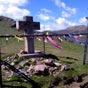 La Croix Thibault (1220 m). Les pèlerins marquent parfois leur territoire avec ces ex-votos, et aucune journée ne ressemble à une autre parée de ces décors!