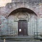 Saint-Jean-Pied-de-Port: L'église Notre-Dame-de-l'Assomption a une façade de grès rose de l'Arradoy dont certaines pierres sont sculptées de marques des tailleurs de pierre. Le portail gothique possède des colonettes du XIVe siècle .