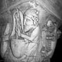 Saint-Pierre-Le-Moûtier : L'un des merveilleux chapiteaux de la crypte de l'église Saint-Pierre. Comme les piliers romans qui les supportent, ils ont été sculptés au deuxième quart du XIIe siècle.Dans le style de l'École de Cluny, ils ont été réalisés probablement par une même équipe de tailleurs de pierre envoyés soit par l'Abbaye d'Autun, soit par la maison-mère de Cluny. Sculptés dans un calcaire suffisamment tendre l'habileté des sculpteurs a pu, pleinement, s'exprimer. 