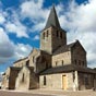 Saint-Pierre-Le-Moûtier : L'église Saint-Pierre. La structure générale de l'église correspond à celle qui fut construite au cours du XIIe siècle. Elle constitue la trame de la nef, du choœur, de l'abside, et de la nef collatérale sud.