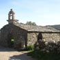 L'église San Pedro de Biduedo (1200m) est la plus petite du Camino. C'est une ancienne chapelle de l'ordre de saint Jean. Le village est un important repère: on va quitter le massif du Cebreiro pour descendre vers la vallée.