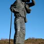 Sur l'Alto de San Roque se dresse la statue moderne d'un pèlerin en habits médievaux luttant de toutes ses forces congtre un vent visiblement déchaîné.... 