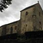 Neuffontaines : La chapelle Saint-Pierre-aux-Liens de Mont-Sabot date des XII et XVIe siècle - clocher-porche, cloche classée de 1511, légende de la chèvre et du loup (clef de voûte), vitraux modernes.